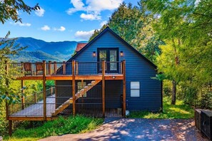 Exterior - Luxurious Mountain Views Cabin w/ 6 Br + Hot Tub! (Gatlinburg)
