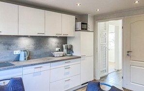 Fridge, stovetop, dishwasher, coffee/tea maker - Nice home in Niebüll with kitchen (Niebüll)