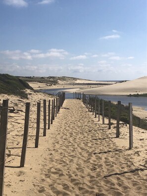 Una spiaggia nelle vicinanze