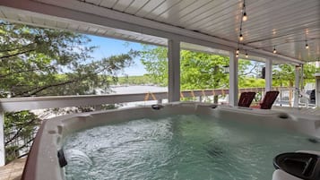 Outdoor spa tub
