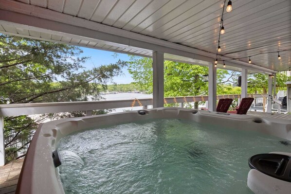 Outdoor spa tub