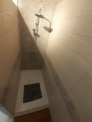 Shower, hair dryer, towels, toilet paper - Gîte Normand Le Danay 4* between Etretat and Le Havre (saint Jouin Bruneval)