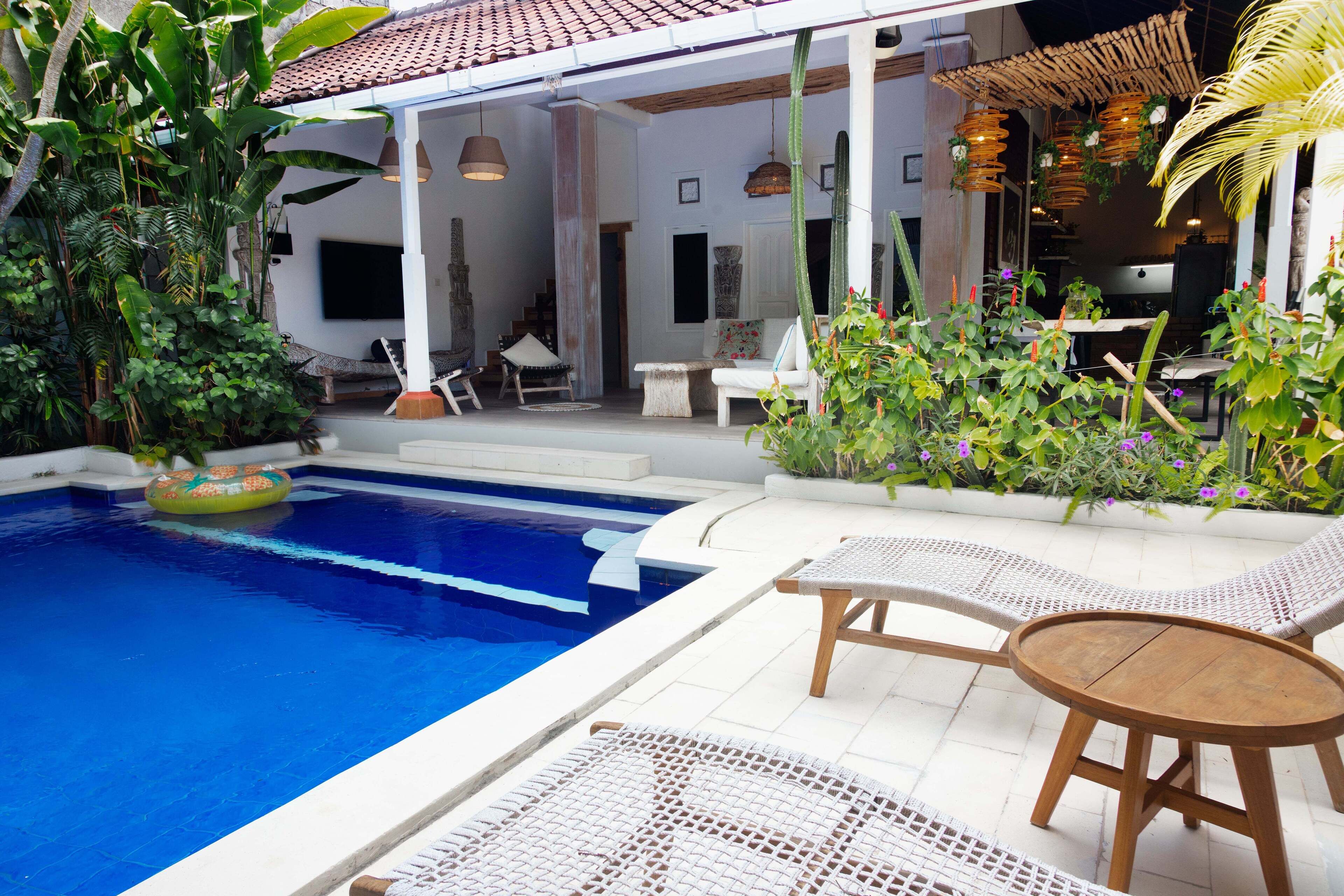 حمّام سباحة خارجي، مقاعد للتشمس