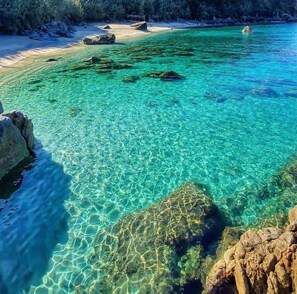 A clear coastal view with rocky formations and a sandy beach. - Giorgia's House in Capo Vaticano, Apartment with Wi-Fi, Air Conditioning, and a Pool (Santa Maria di Ricadi)