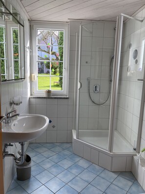 Dusche, Haartrockner, Handtücher, Seife