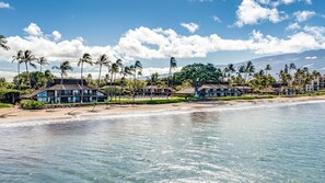 En la playa, sillas reclinables de playa, toallas de playa