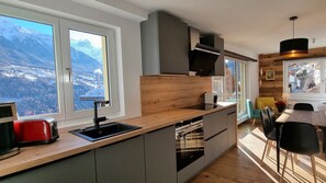 Fridge, microwave, oven, stovetop - Mattertal Lodge (Embd)