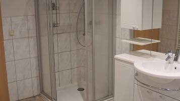 Dusche, Haartrockner, Handtücher, Seife
