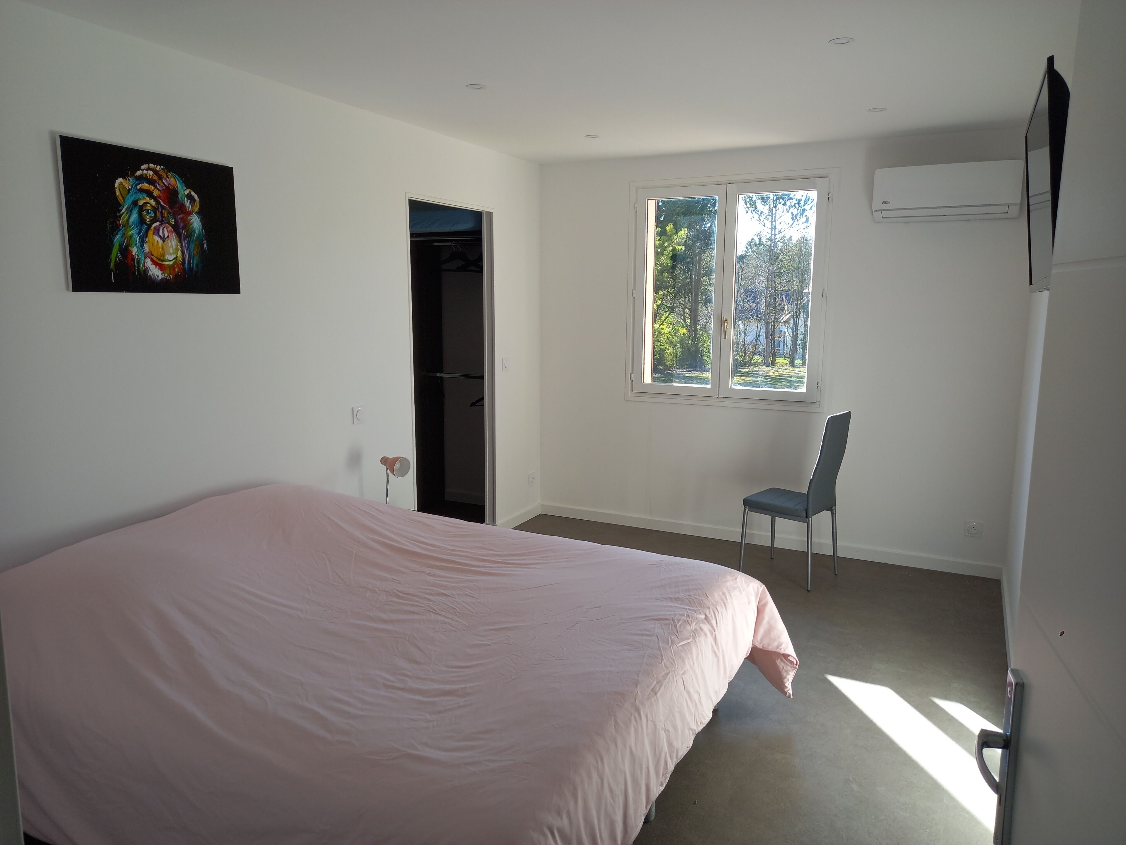 4 slaapkamers, een strijkplank/strijkijzer, reisbedje, gratis wifi