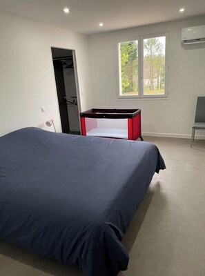 4 slaapkamers, een strijkplank/strijkijzer, reisbedje, gratis wifi