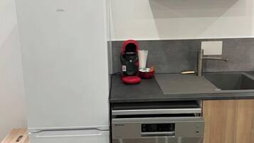 Een koelkast, een microgolfoven, een oven, een kookplaat