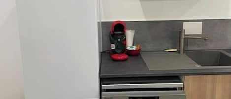 Réfrigérateur, micro-ondes, four, plaque de cuisson