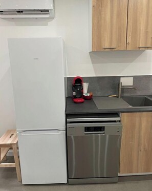 Réfrigérateur, micro-ondes, four, plaque de cuisson