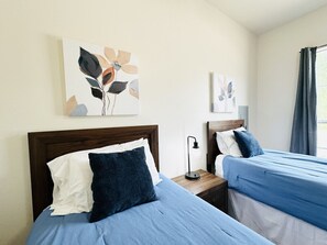 2 bedrooms, desk, iron/ironing board, travel crib - Chateau 1, spacious townhouse in Tickfaw, LA (Tickfaw)