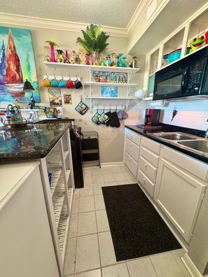 Refrigerador con congelador, microondas, horno y parrilla de estufa 