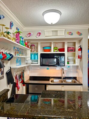 Full-size fridge, microwave, oven, stovetop - DFW Flip Flops, Spring Break is Calling, Book Now! (Galveston)