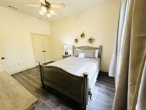2 bedrooms, iron/ironing board, travel crib, free WiFi - Chateau 2, spacious townhouse in Tickfaw, LA (Tickfaw)