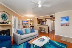 Condo, 2 habitaciones | Área de sala de estar | Smart TV