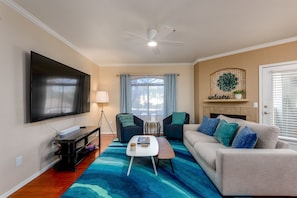 Condo, 2 habitaciones | Área de sala de estar | Smart TV