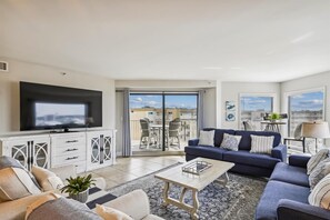 Condo, 3 Bedrooms | Ruang tamu