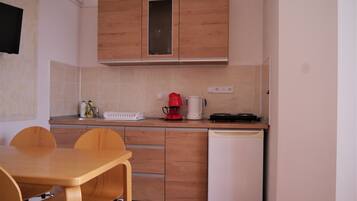 Réfrigérateur, plaque de cuisson, cafetiÚre/bouilloire