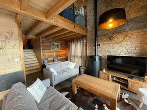 Living area - Wooden chalet with terrace and garden in the center of Font Romeu (66120 - FONT ROMEU ODEILLO VIA)
