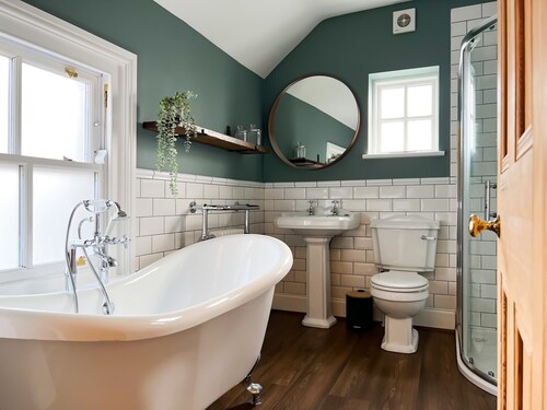 Idyllic Victorian Cottage Open Fire, Hot Tub, Sleeps 8, City 5 mins, Zoo 15 mins