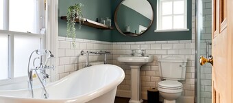 Idyllic Victorian Cottage Open Fire, Hot Tub, Sleeps 8, City 5 mins, Zoo 15 mins