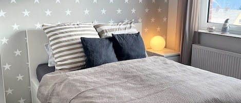 2 عدّة غرف نوم وواي فاي مجانًا وملاءات أسرّة