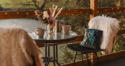 Romantic Lakeside Lodge with Hot Tub at Kingfisher Lakes Glamping