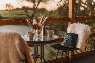 Romantic Lakeside Lodge with Hot Tub at Kingfisher Lakes Glamping