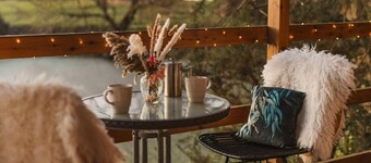 Romantic Lakeside Lodge with Hot Tub at Kingfisher Lakes Glamping