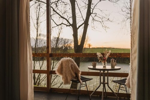 Romantic Lakeside Lodge with Hot Tub at Kingfisher Lakes Glamping