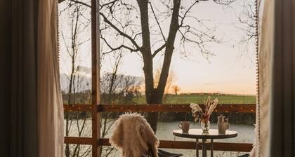 Romantic Lakeside Lodge with Hot Tub at Kingfisher Lakes Glamping
