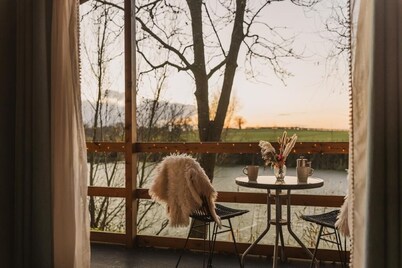 Romantic Lakeside Lodge with Hot Tub at Kingfisher Lakes Glamping