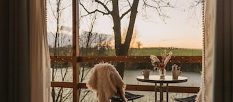 Romantic Lakeside Lodge with Hot Tub at Kingfisher Lakes Glamping