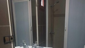 Familie chalet | Badkamer | Een haardroger, shampoo