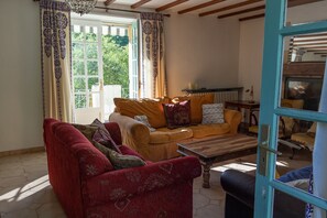 Smart-TV, Kamin, Stereoanlage