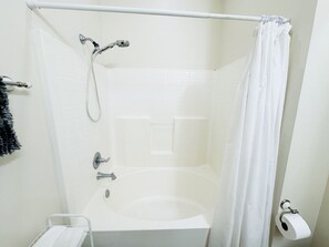 Combined shower/bathtub, hair dryer, towels - Chateau 6, spacious townhouse in Tickfaw, LA (Tickfaw)