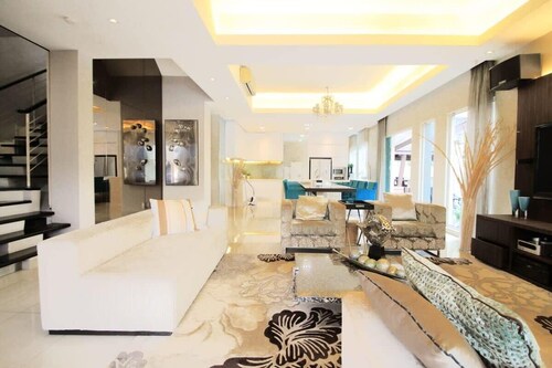 Chic 4BR Oasis with Gazebo, Your Dream Getaway