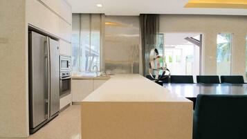 Frigorífic, microones, forn i placa de cuina