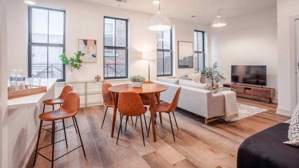 Een modern appartement met een eethoek, woonkamer en keuken.