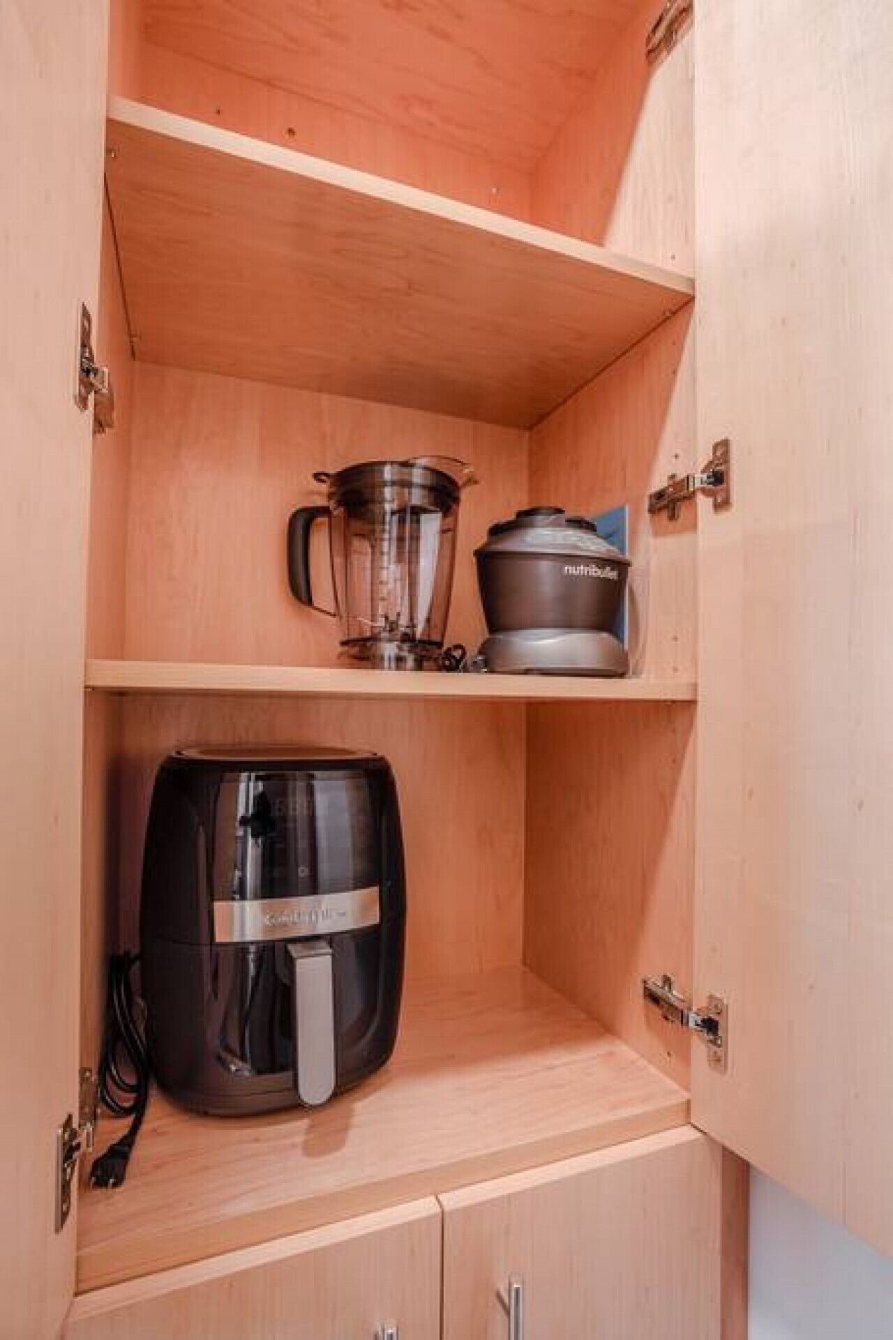 Ein Holzkorpus mit Kaffeemaschine, Mixer und Slow Cooker.