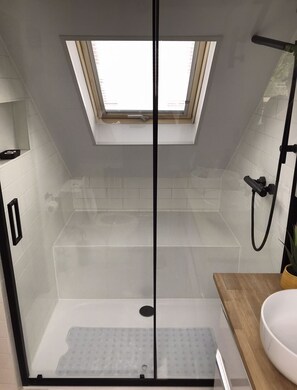 Combined shower/tub, hair dryer, towels, soap