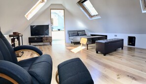 Smart-tv, eldstad och datorskärmar