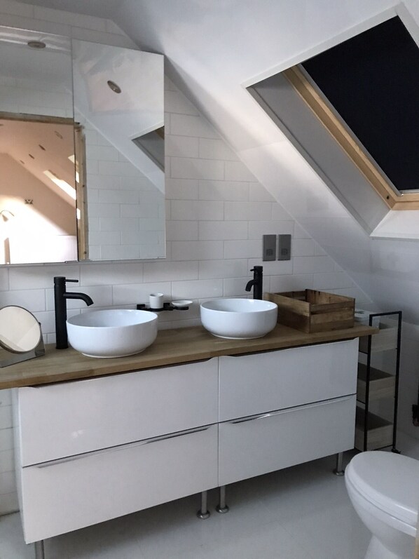 Combined shower/tub, hair dryer, towels, soap