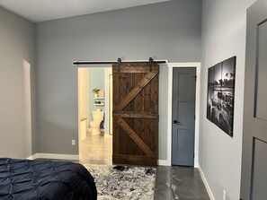 3 bedrooms, free WiFi, bed sheets - *New Construction Lake House* (Hot Springs)