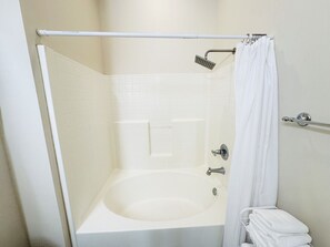 シャワー付き浴槽、ヘアドライヤー、タオル
