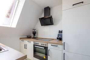 Een koelkast, een oven, een kookplaat, een vaatwasser