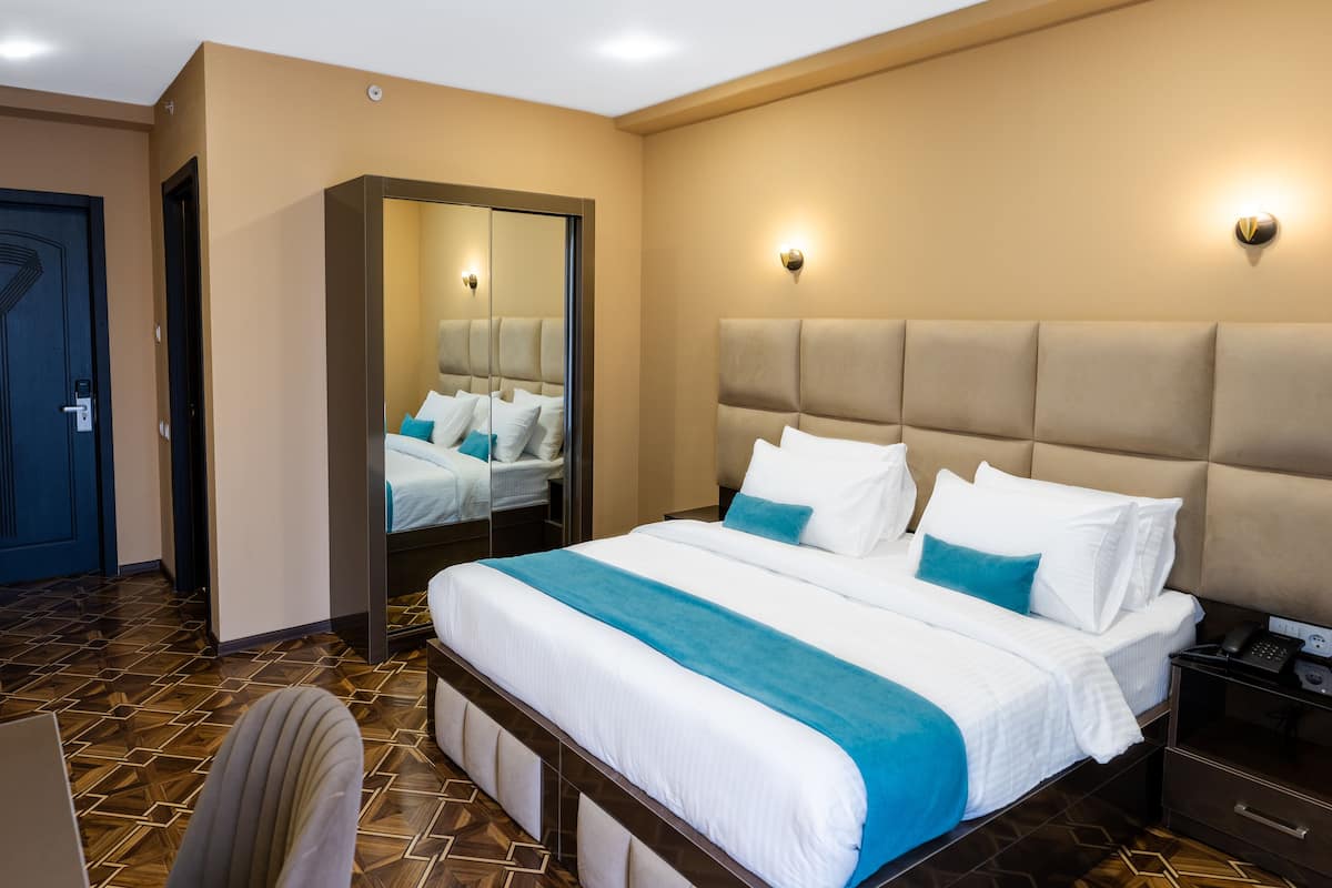 Phòng đôi hoặc 2 giường đơn Tiêu chuẩn | Bộ trải giường bằng vải Frette của Ý, bộ đồ giường cao cấp, minibar